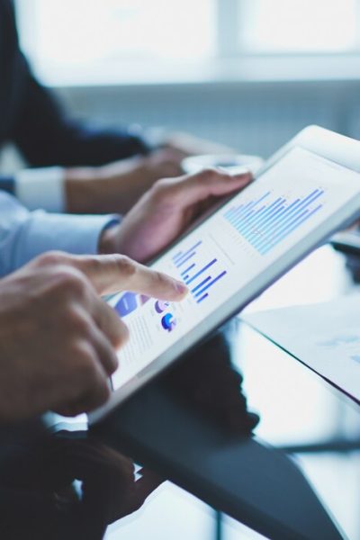 primer-plano-hombre-negocios-tableta-digital_1098-549